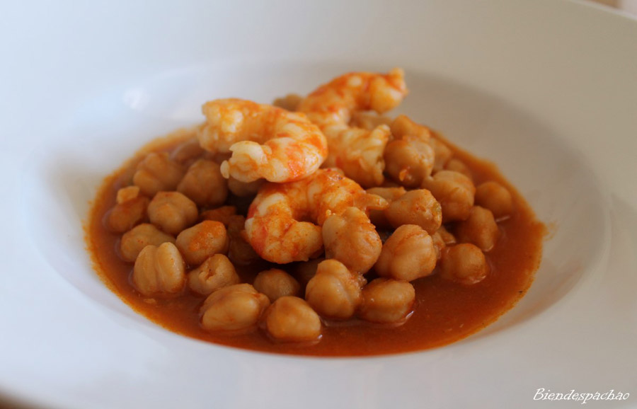 Chickpeas with king prawns
